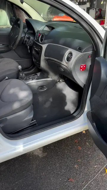 Vidéo : nettoyage intérieur complet d'une Citroën C3 très encrassée, dix heures de travail