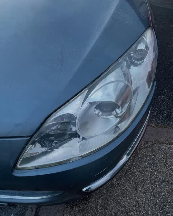 Le même phare de Citroën C5 redevenu clair après ponçage et polymérisation