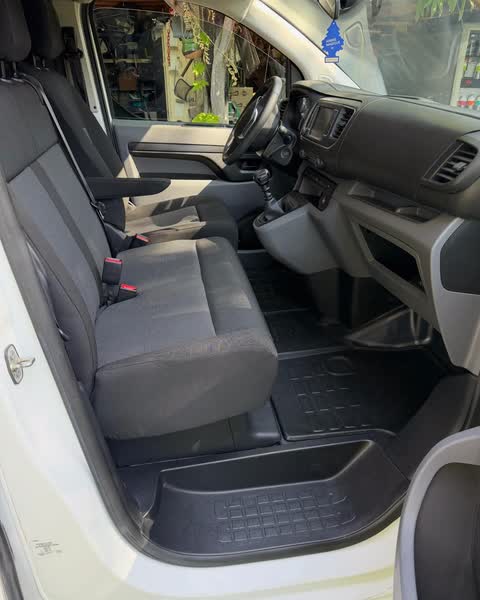 Cabine d'un utilitaire Citroën Jumpy après nettoyage : banquette, tapis et planche de bord propres
