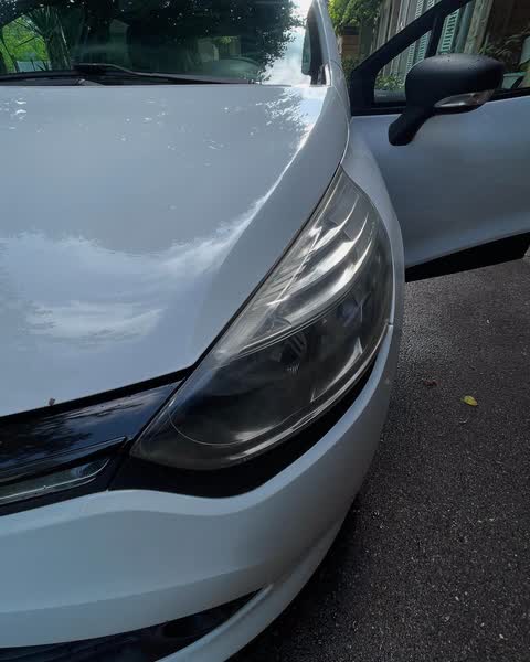 Phare avant d'une Renault Clio IV après rénovation, optique redevenue claire